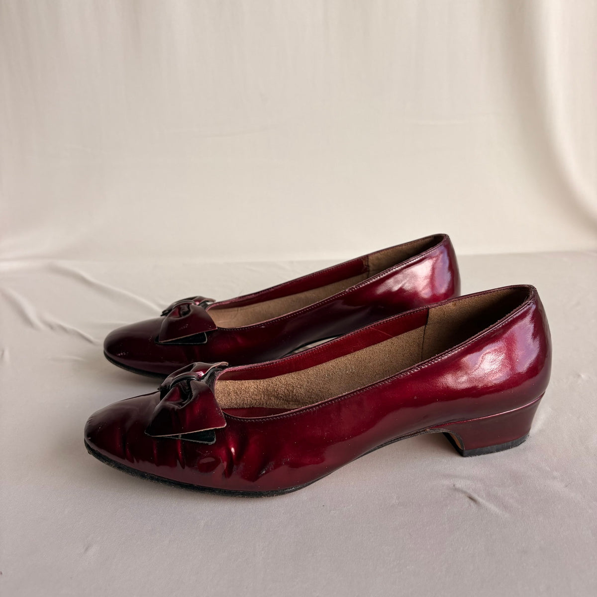 Vintage Salvatore Ferragamo Burgundy Patent Leather Bow Heels - 90s, 7.5