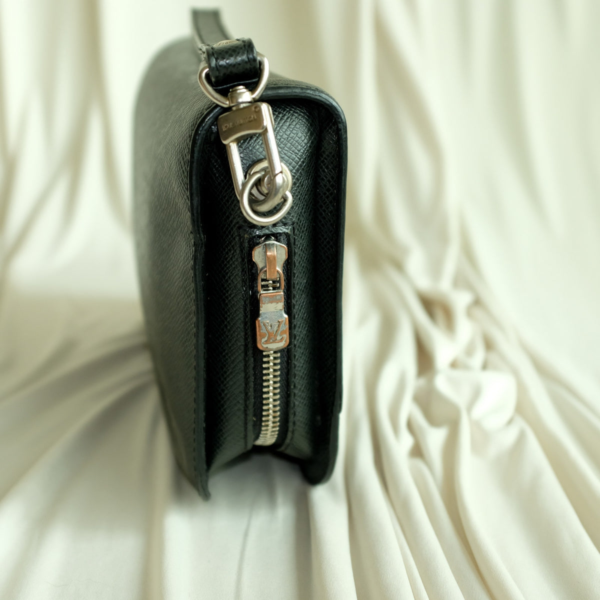 Louis Vuitton Taiga Pochette Baikal Clutch - Black Leather