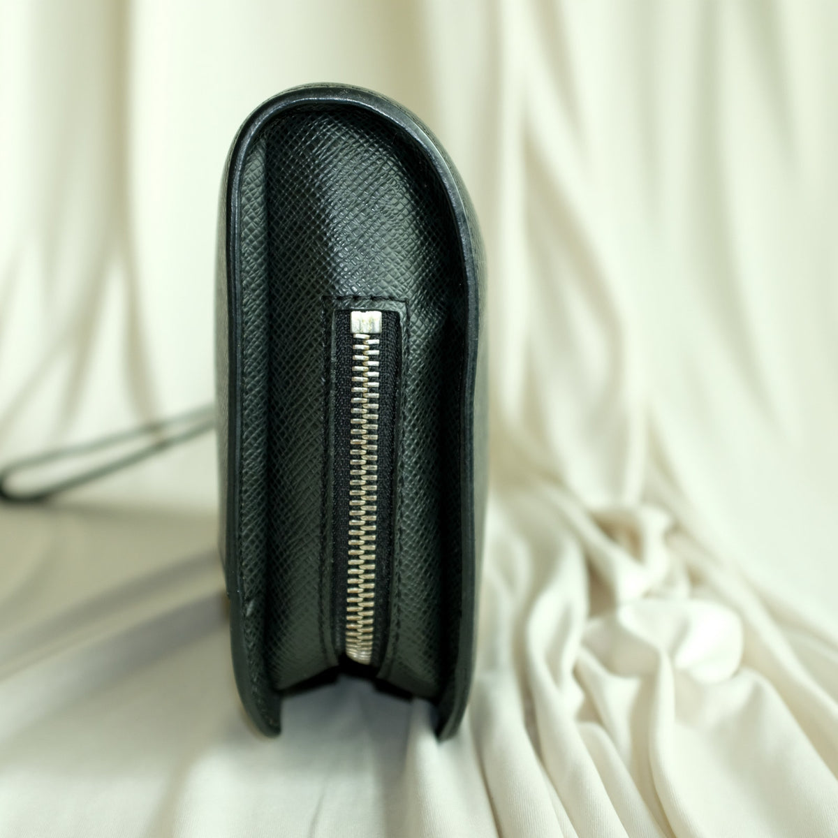 Louis Vuitton Taiga Pochette Baikal Clutch - Black Leather