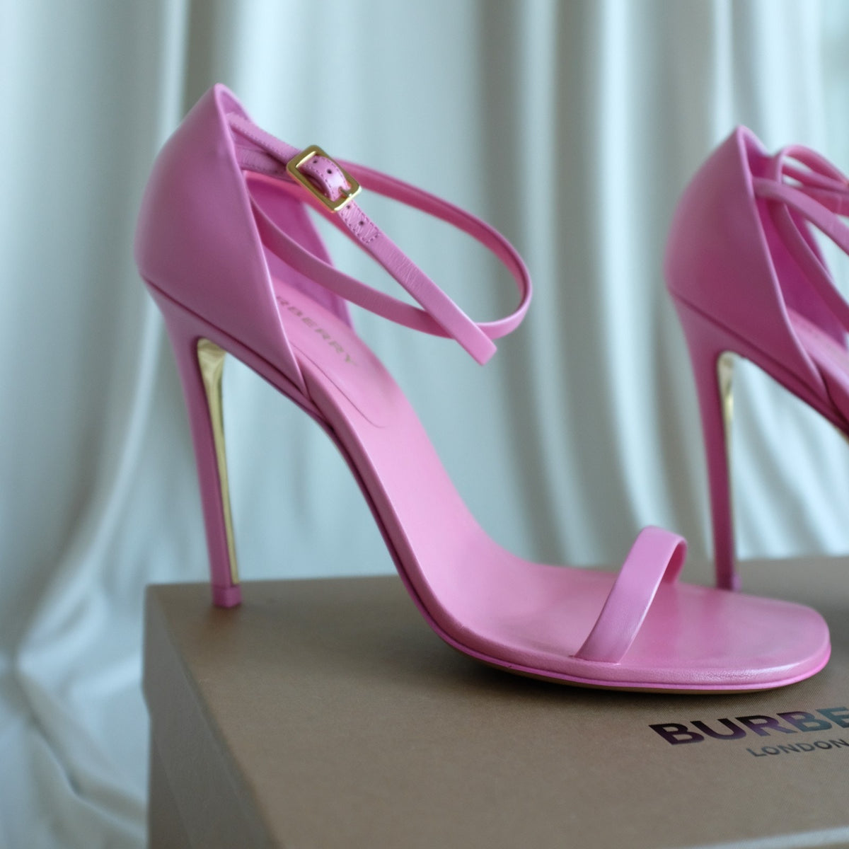 Burberry Octavia 100mm Pink Leather Strap Sandals Gold Accents Size EUR39 US8
