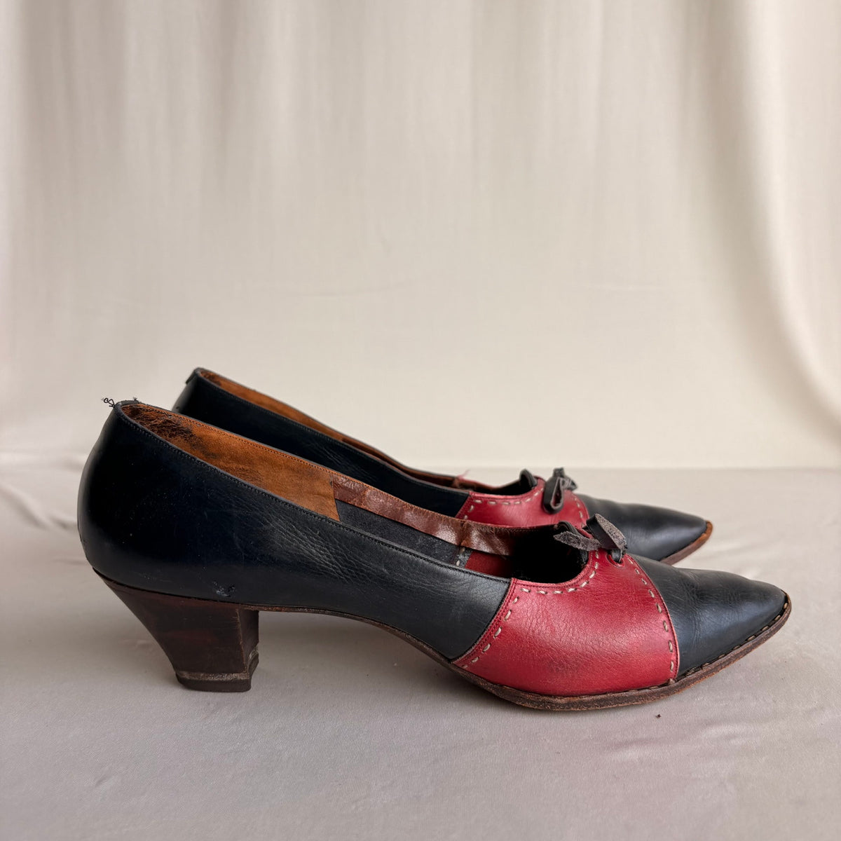 Vintage 1950s Saks Fifth Avenue Red & Navy Leather Lace-Up Pumps - US 7
