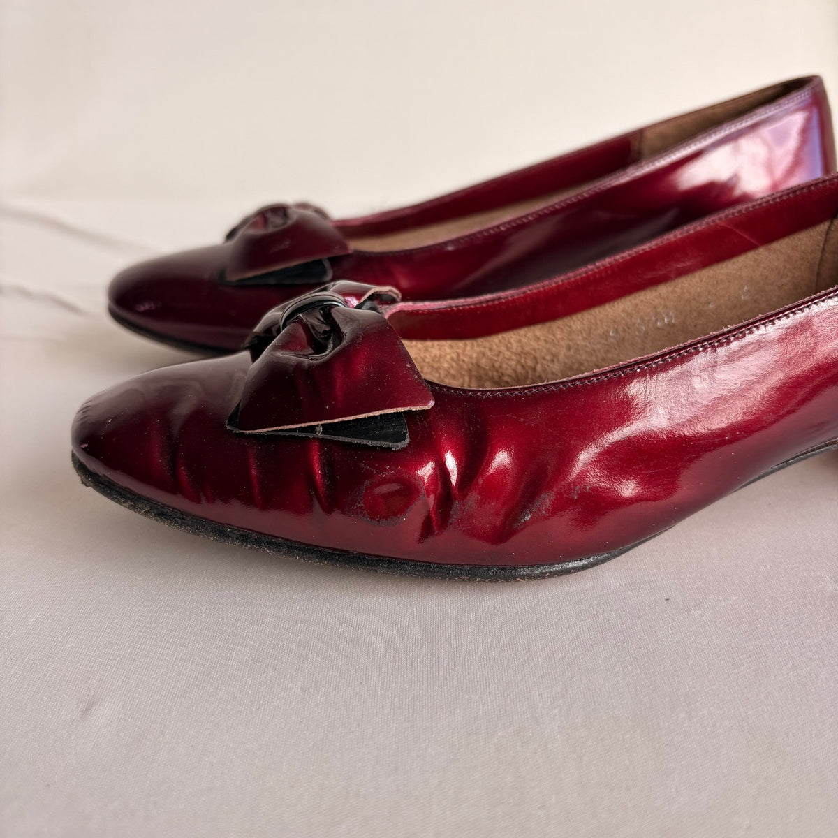 Vintage Salvatore Ferragamo Burgundy Patent Leather Bow Heels - 90s, 7.5