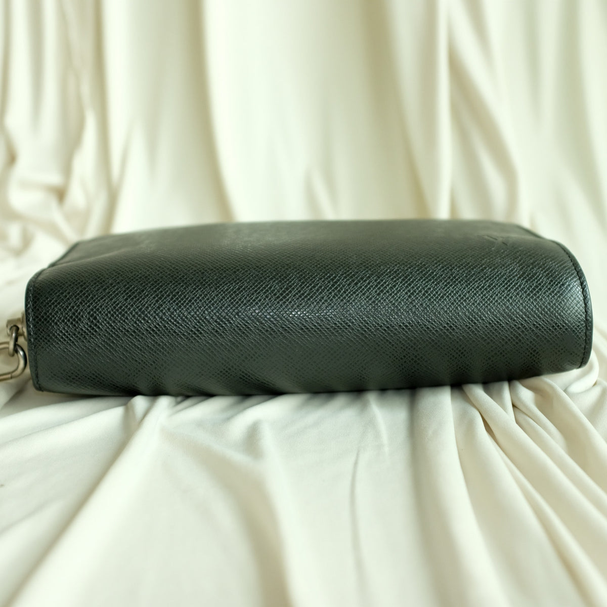 Louis Vuitton Taiga Pochette Baikal Clutch - Black Leather