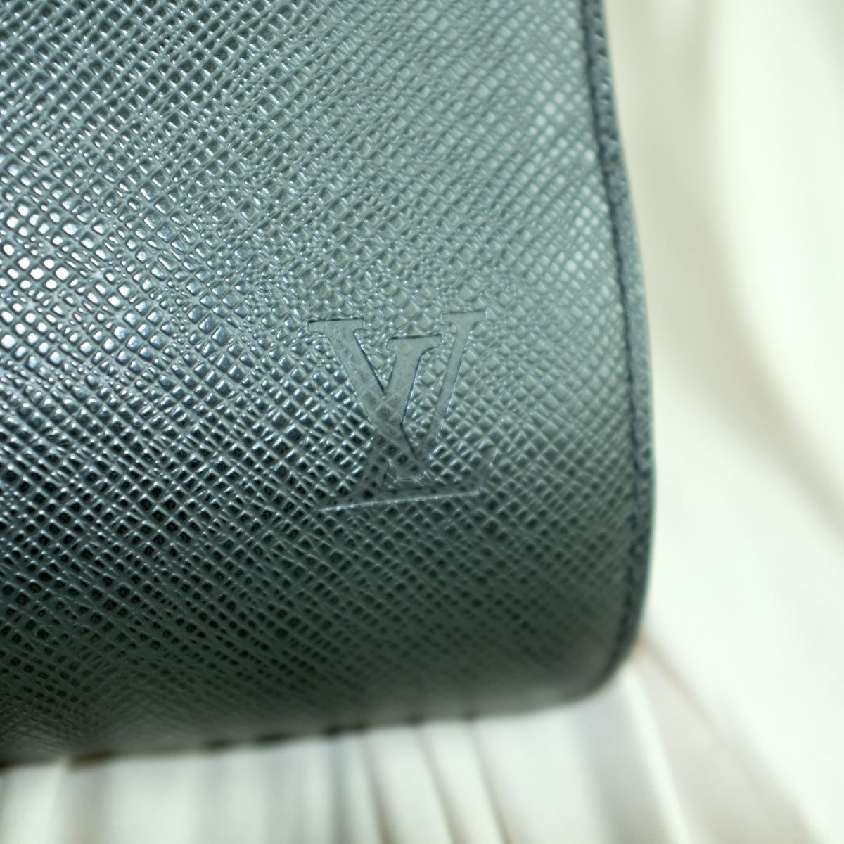 Louis Vuitton Taiga Pochette Baikal Clutch - Black Leather
