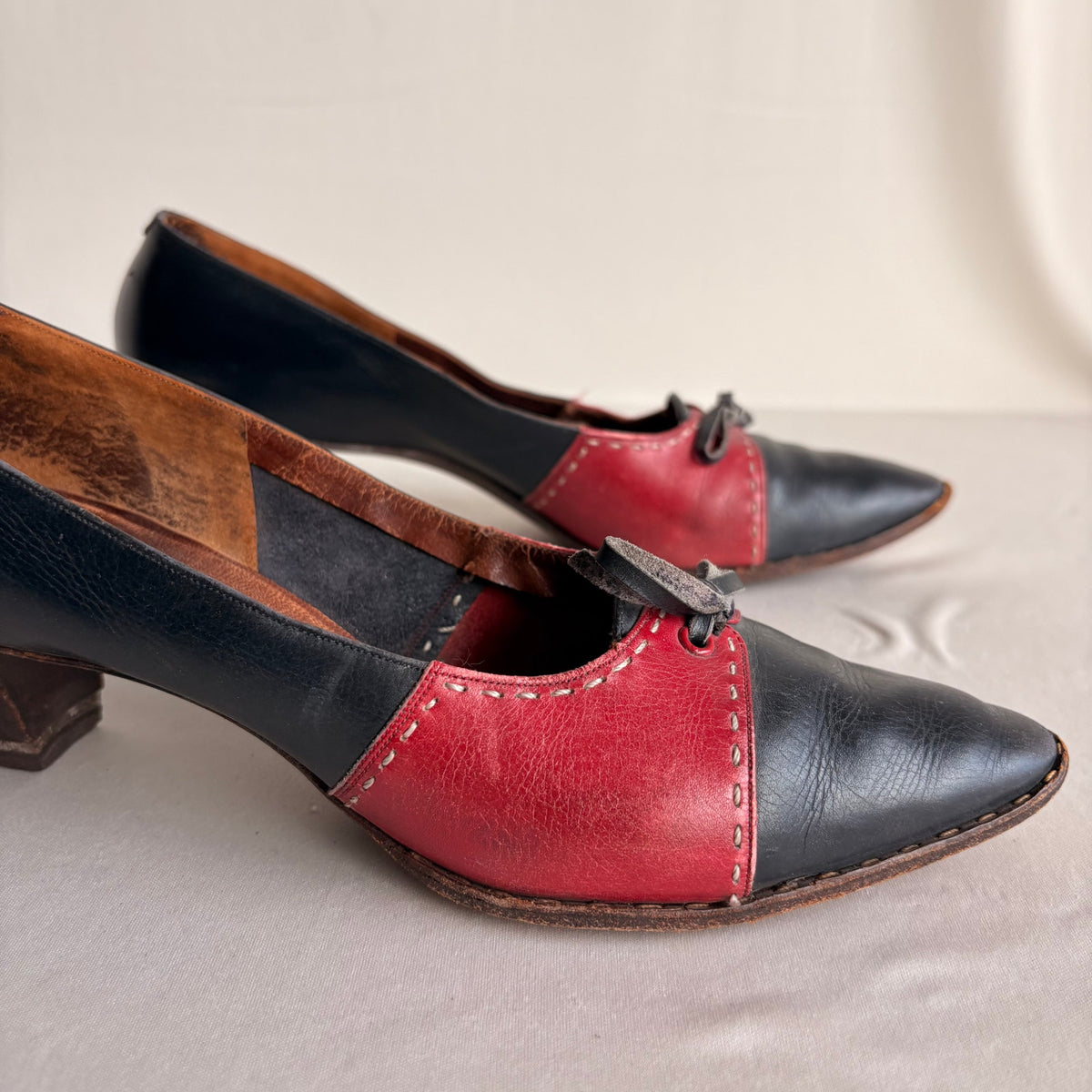 Vintage 1950s Saks Fifth Avenue Red & Navy Leather Lace-Up Pumps - US 7