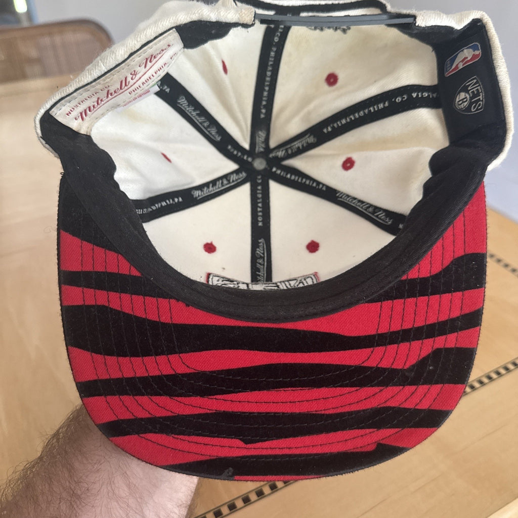 Men's Brooklyn Ness Mitchell & Ness Snapback White / Red / Black Logo. Stripes