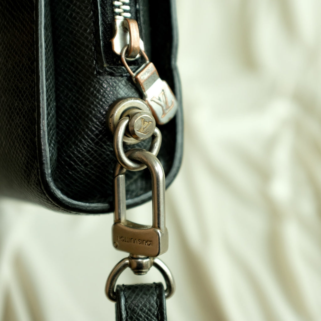 Louis Vuitton Taiga Pochette Baikal Clutch - Black Leather
