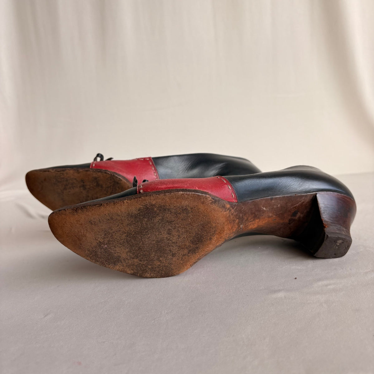 Vintage 1950s Saks Fifth Avenue Red & Navy Leather Lace-Up Pumps - US 7