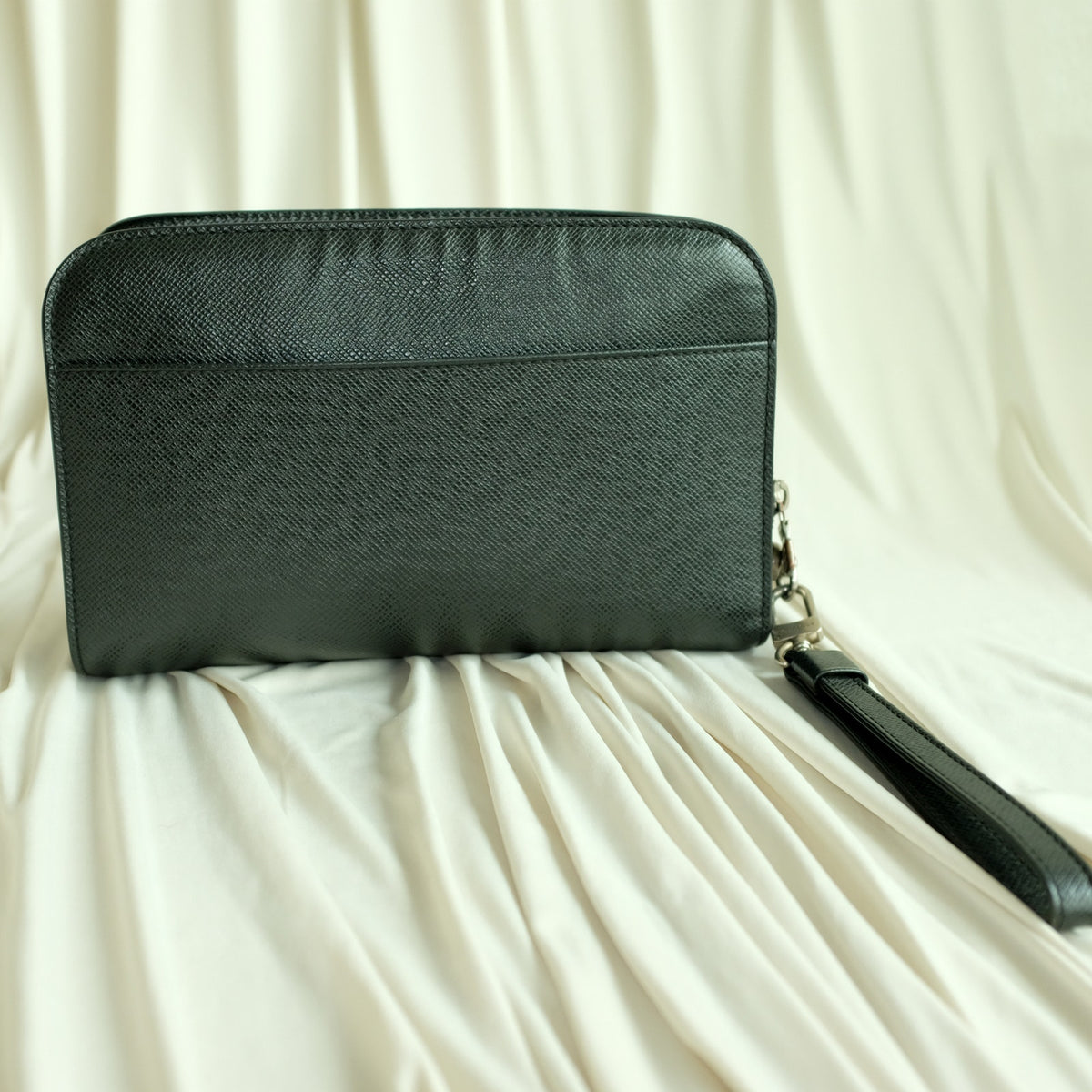 Louis Vuitton Taiga Pochette Baikal Clutch - Black Leather