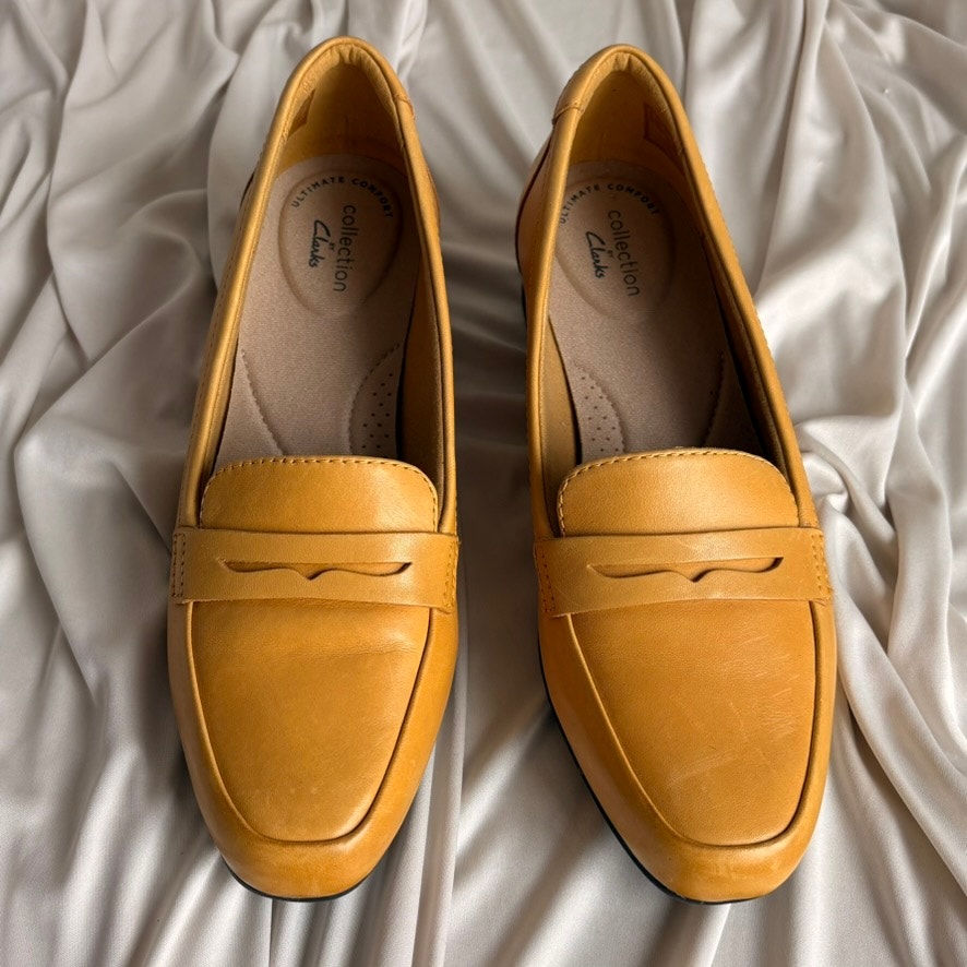 Clarks Juliet Coast Egg Yolk Yellow Leather Loafers - Size 7.5