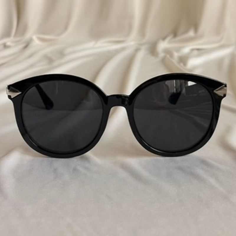 Black Round Sunglasses - Arrowhead Accents, UV400 Protection