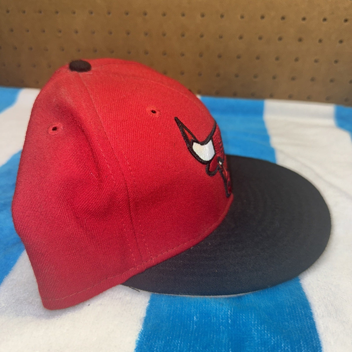 Size 7 3/4 - New Era 59Fifty NBA Chicago Bulls Fitted - Red - Black