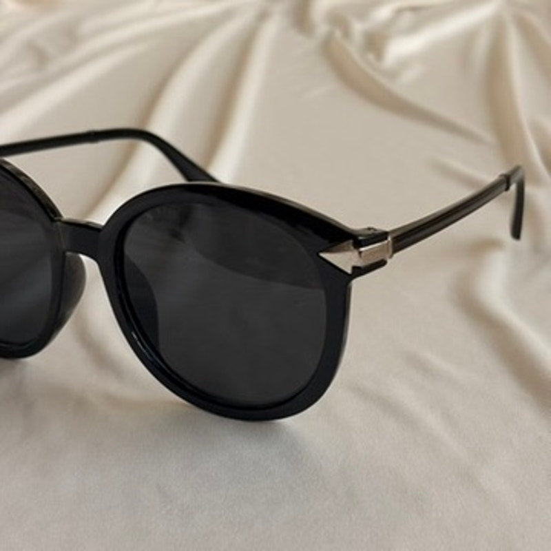 Black Round Sunglasses - Arrowhead Accents, UV400 Protection