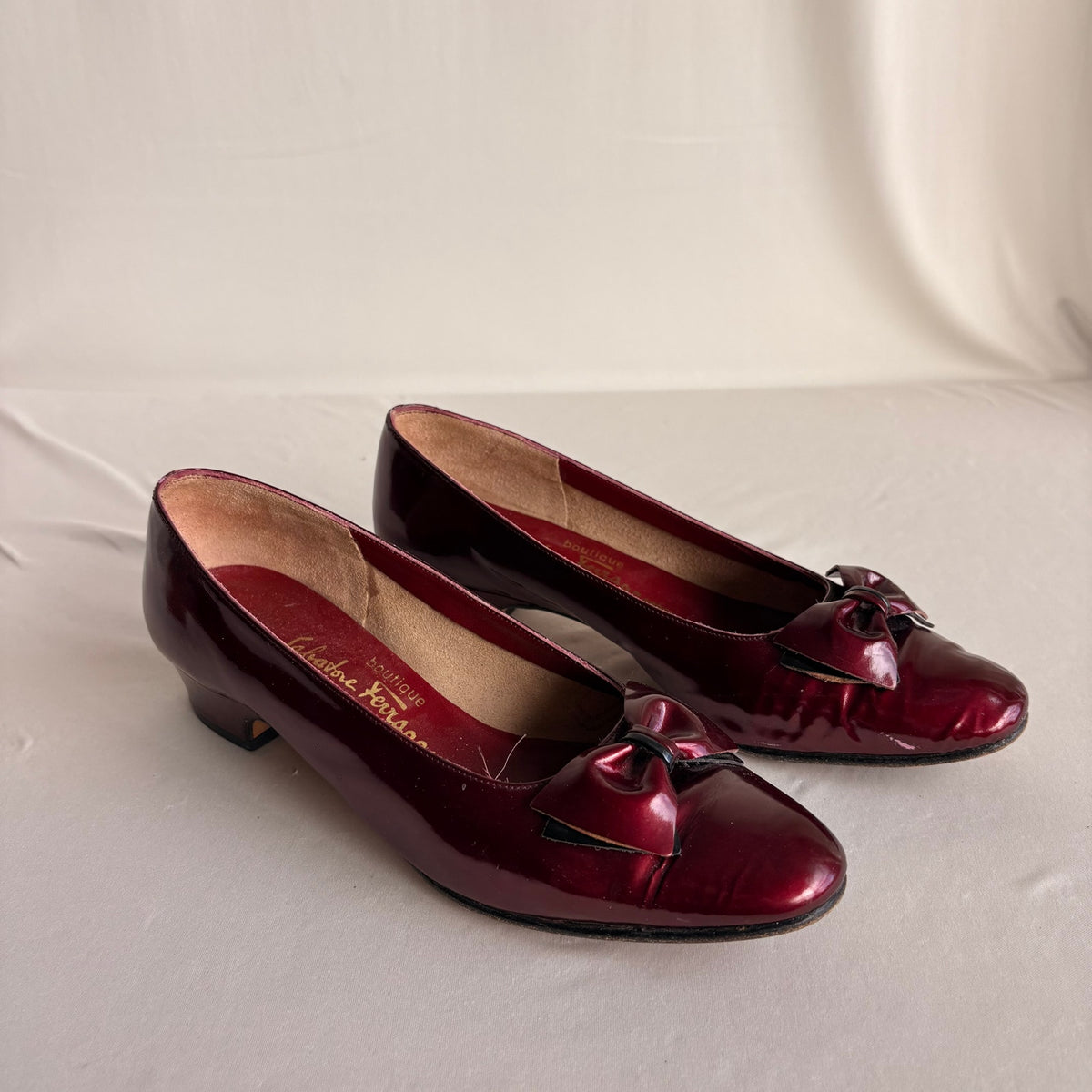 Vintage Salvatore Ferragamo Burgundy Patent Leather Bow Heels - 90s, 7.5