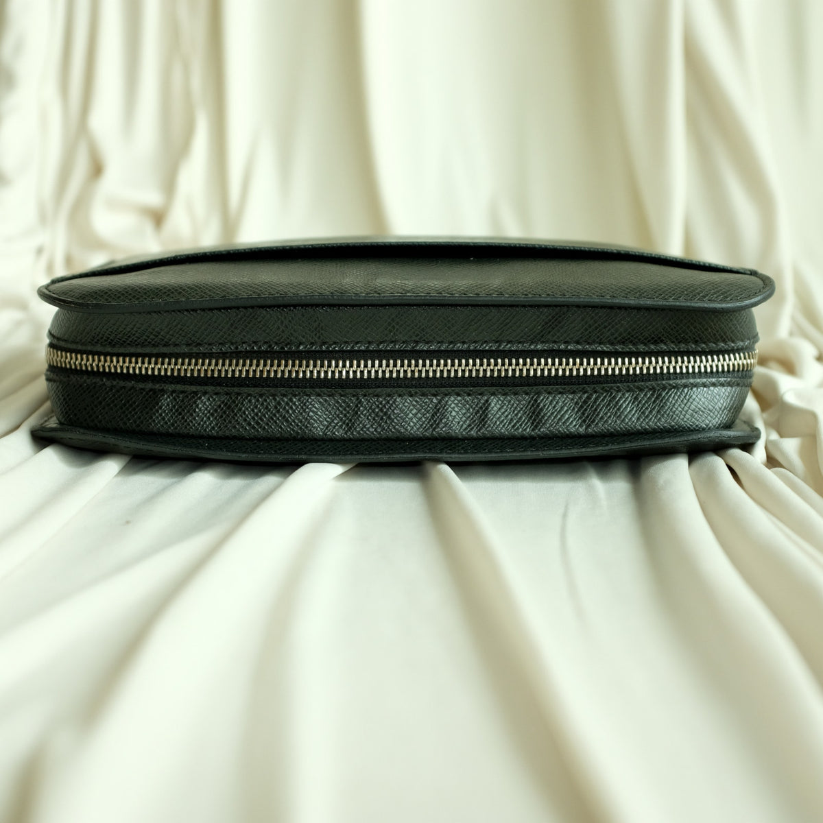 Louis Vuitton Taiga Pochette Baikal Clutch - Black Leather