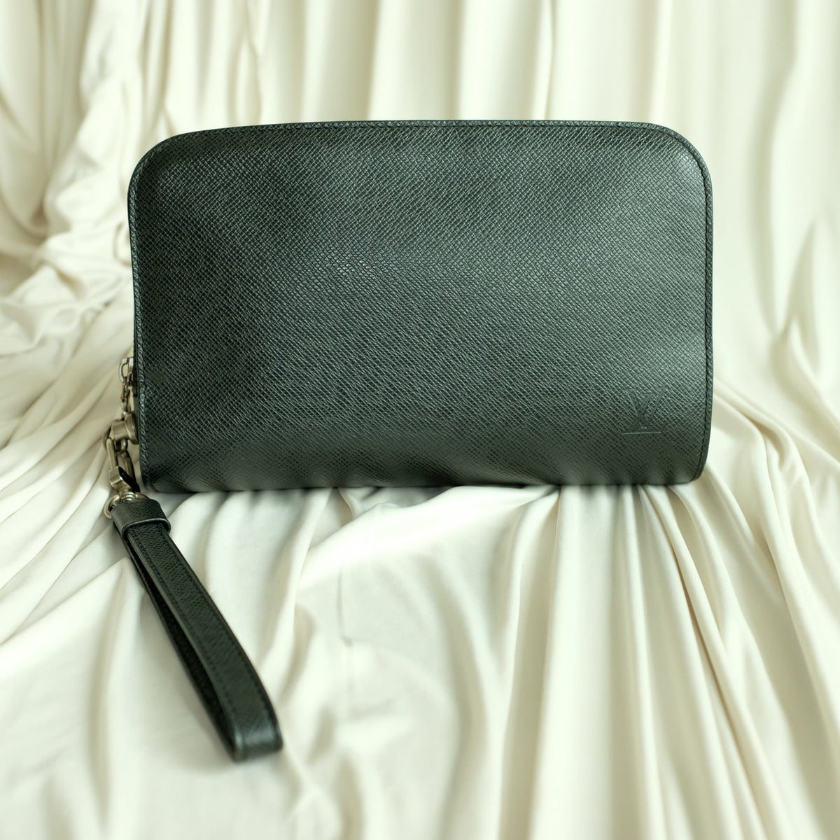 Louis Vuitton Taiga Pochette Baikal Clutch - Black Leather