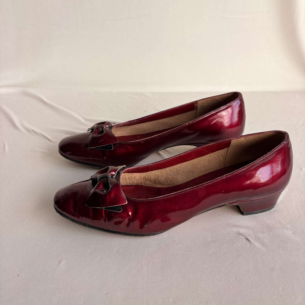 Vintage Salvatore Ferragamo Burgundy Patent Leather Bow Heels - 90s, 7.5