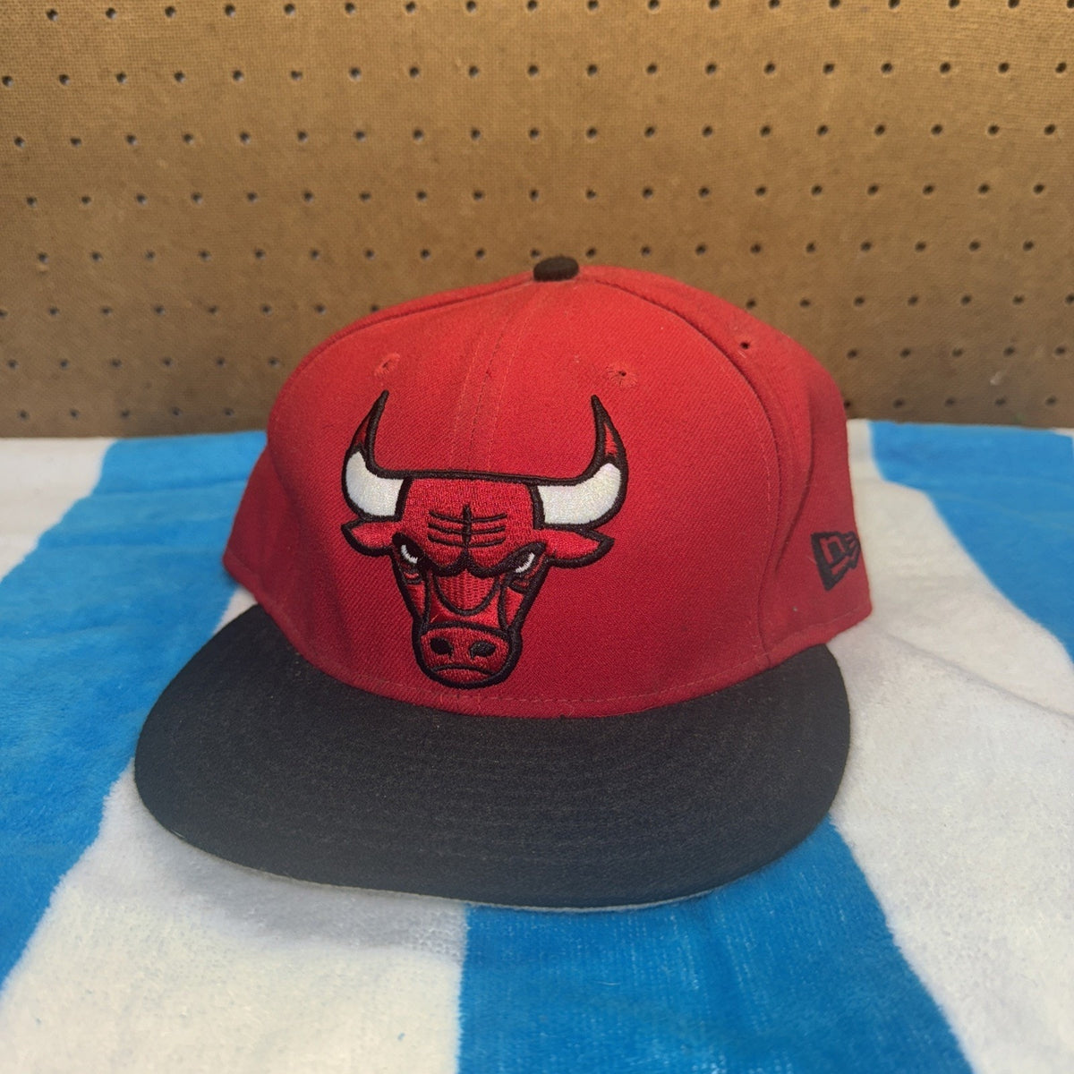 Size 7 3/4 - New Era 59Fifty NBA Chicago Bulls Fitted - Red - Black