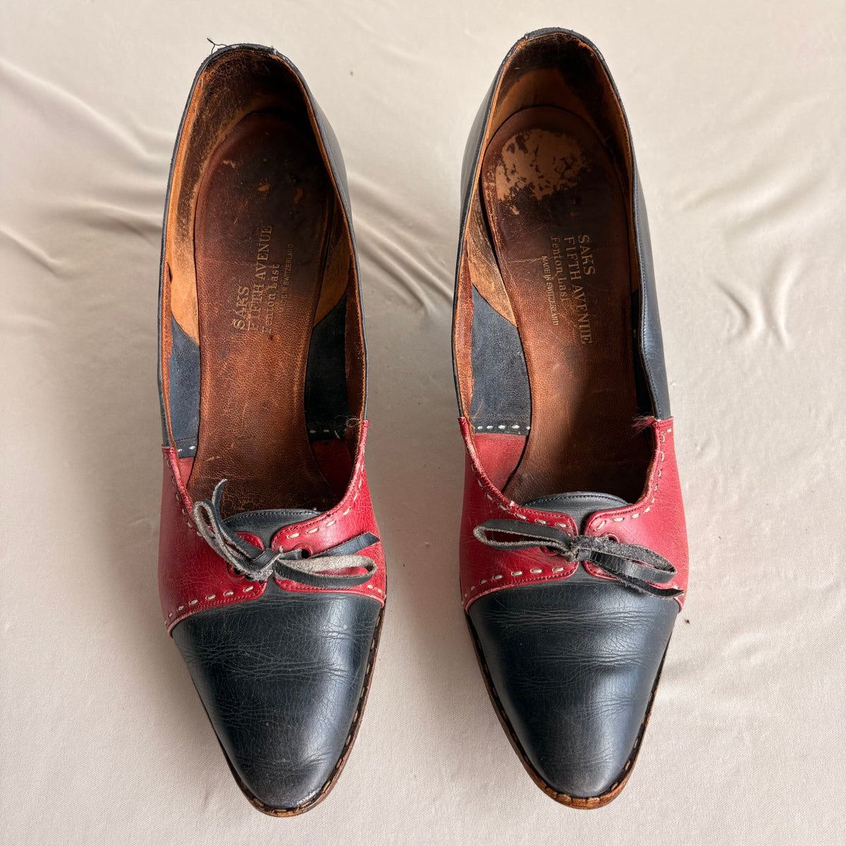 Vintage 1950s Saks Fifth Avenue Red & Navy Leather Lace-Up Pumps - US 7