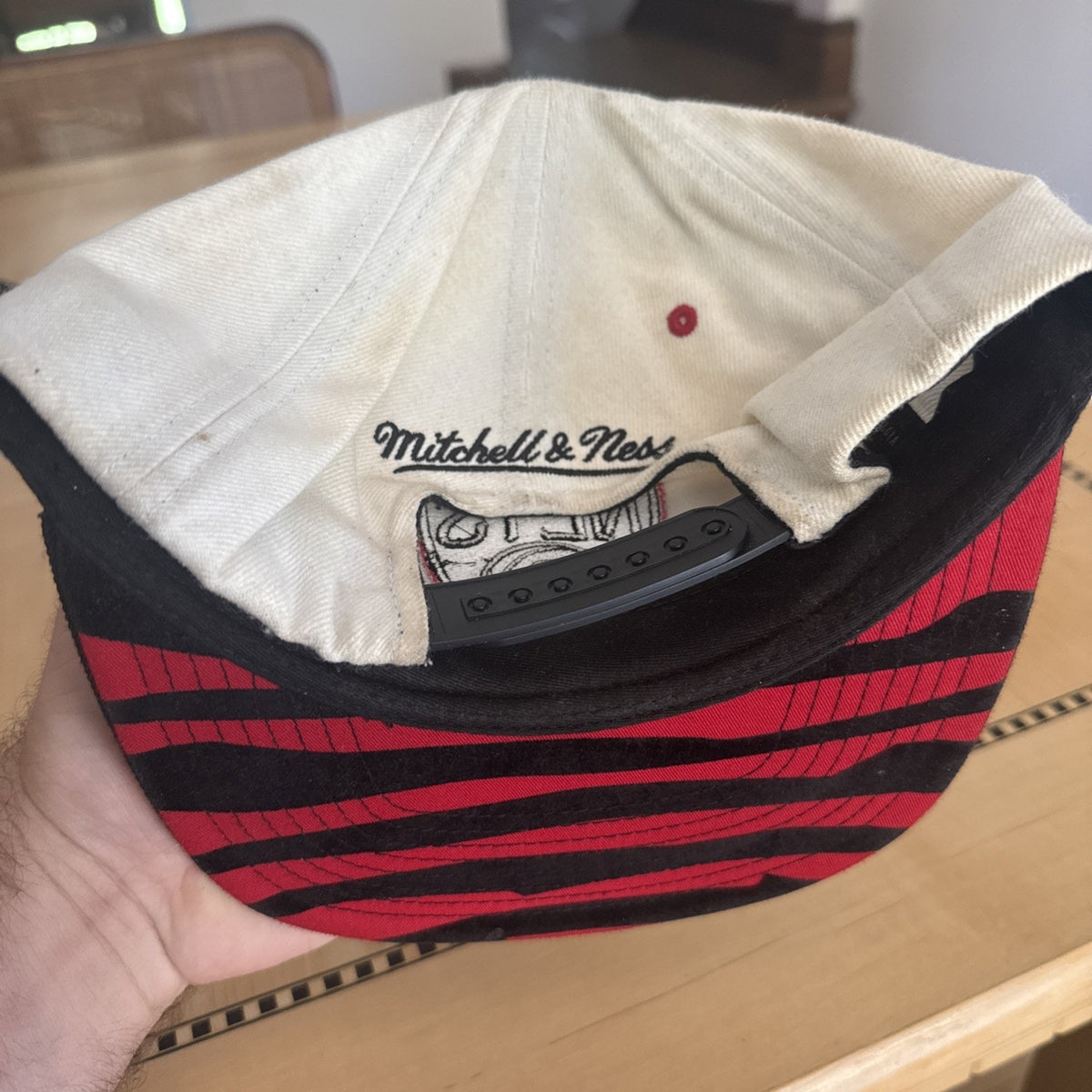 Men's Brooklyn Ness Mitchell & Ness Snapback White / Red / Black Logo. Stripes