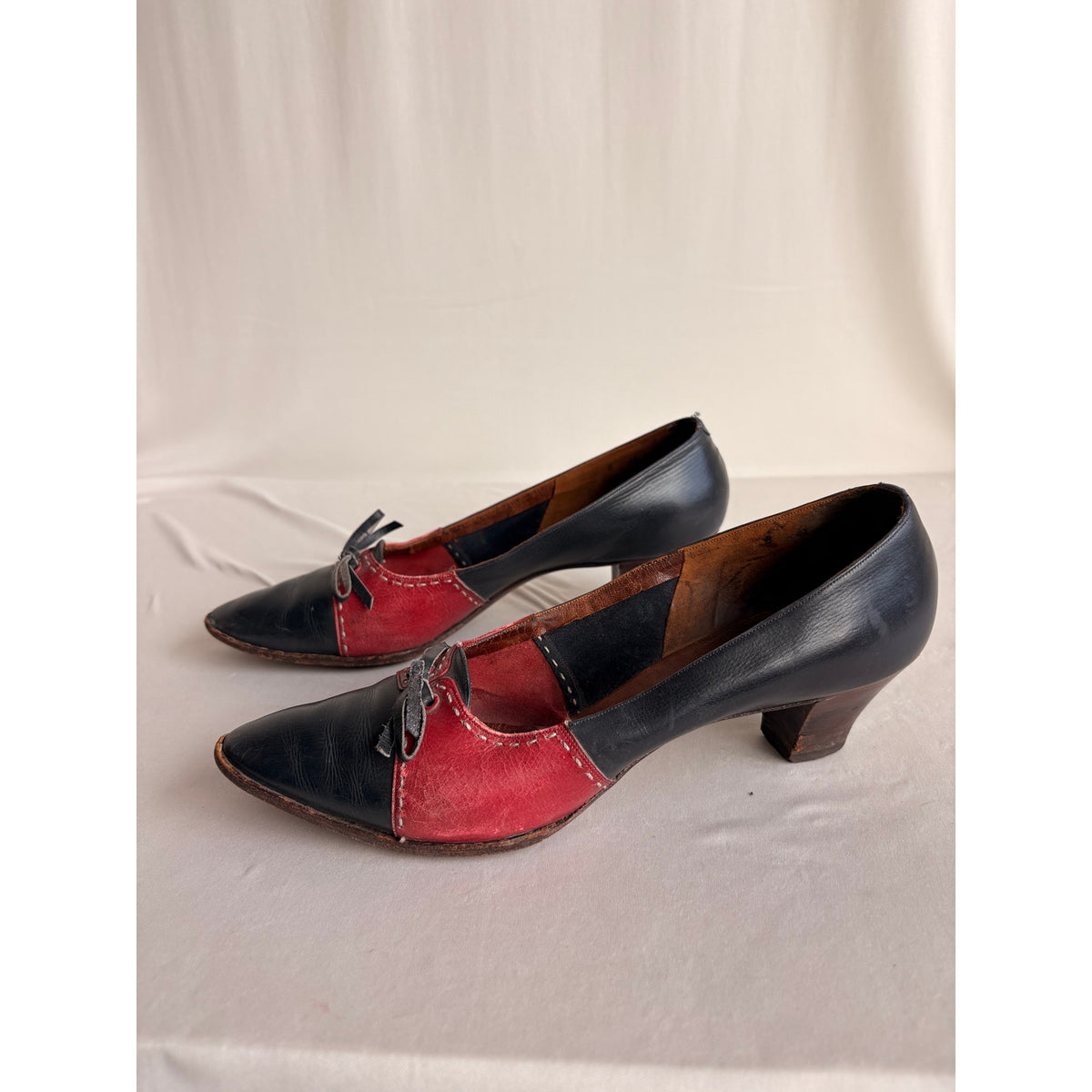Vintage 1950s Saks Fifth Avenue Red & Navy Leather Lace-Up Pumps - US 7