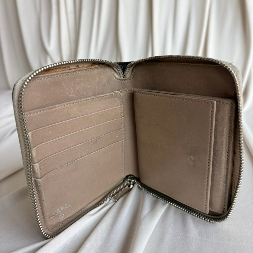 Vintage Chanel Black Quilted Compact Zip Wallet - CC Zipper Pull