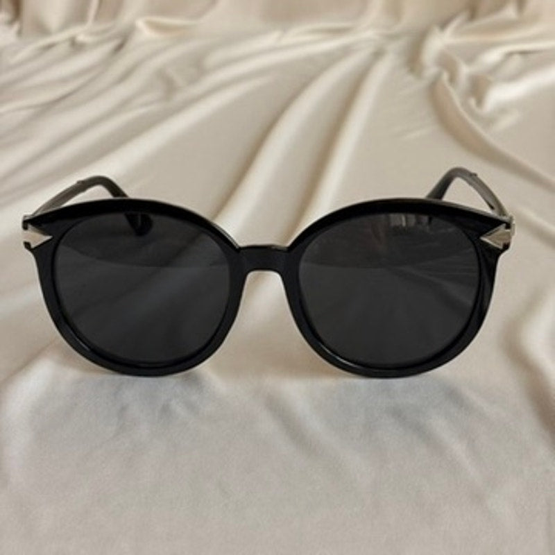 Black Round Sunglasses - Arrowhead Accents, UV400 Protection